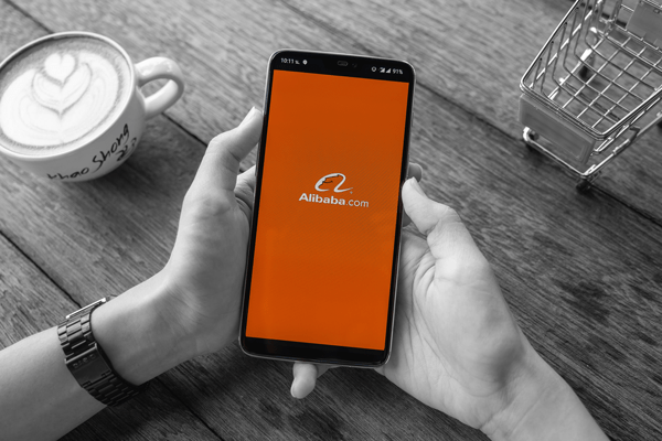 vecteezy_chiang-mai-thailand-2019-oneplus-with-alibaba-apps-on-screen_2677609
